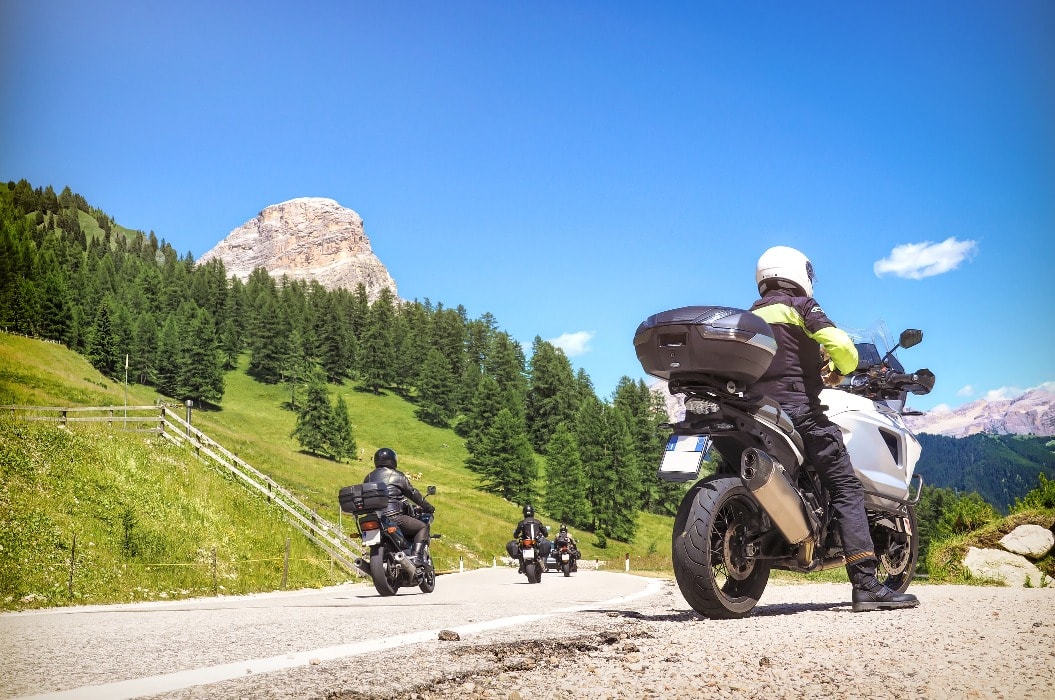 Motorradfahrer machen eine Pause in den Alpen während dem Fahrsicherheitstraining