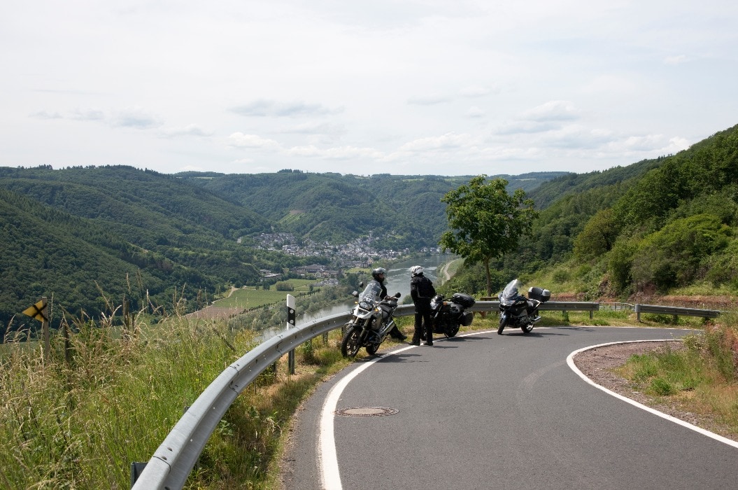 Motorradfahrer:innen genießen die Aussicht über die Mosel auf einer Tour mit Fahrsicherheitstraining der DFSG
