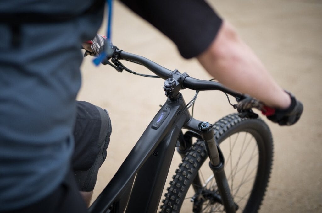 Person sitzt dank Fahrsicherheitstraining für E-Bikes sicher und selbstbewusst auf E-Mountainbike