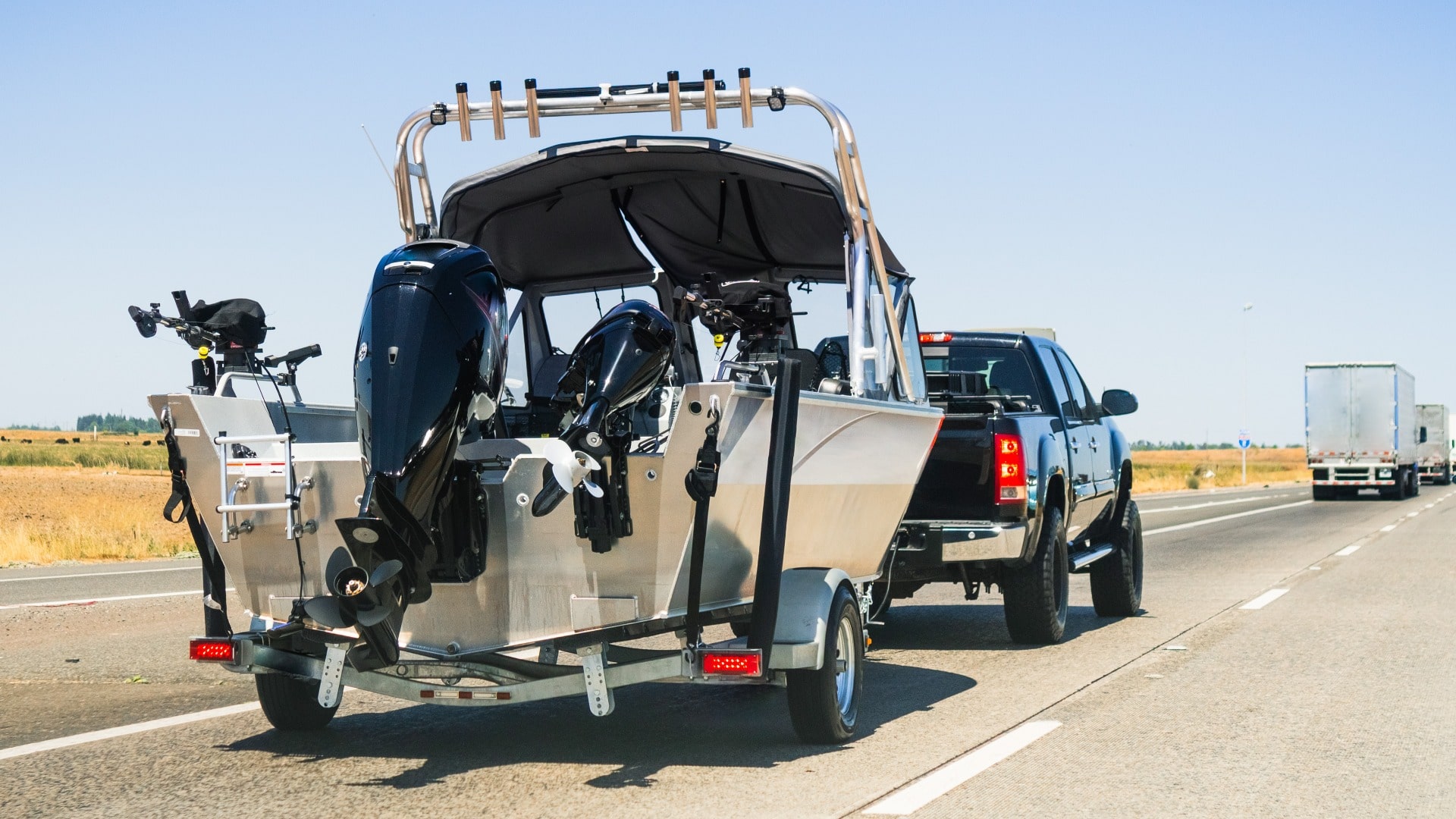 Geländewagen zieht Boot, sicher dank Fahrsicherheitstraining auf Anhänger