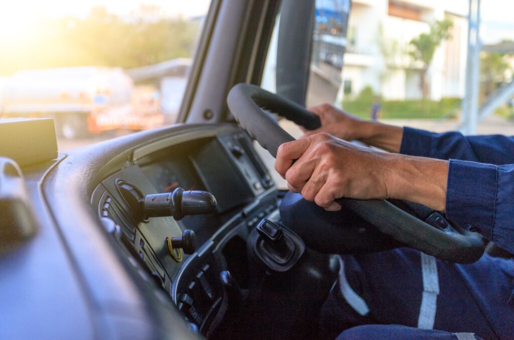 Lkw-Fahrer fährt weiter mit den Händen