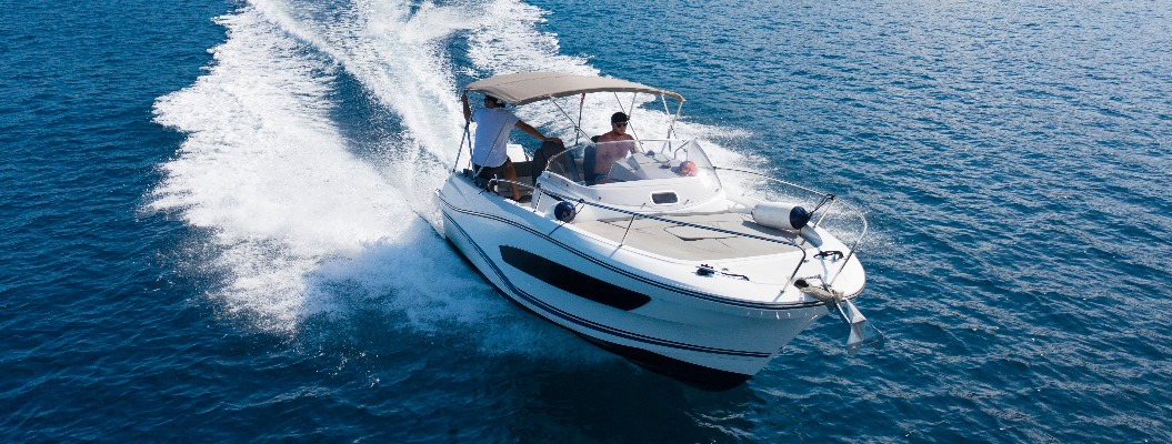 Hochgeschwindigkeitsmotorboot auf offener See.