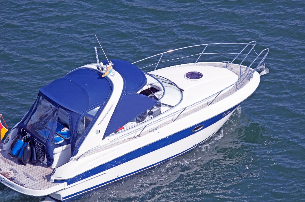 Motorboot auf dem Nord-Ostsee-Kanal bei Kiel, Deutschland
