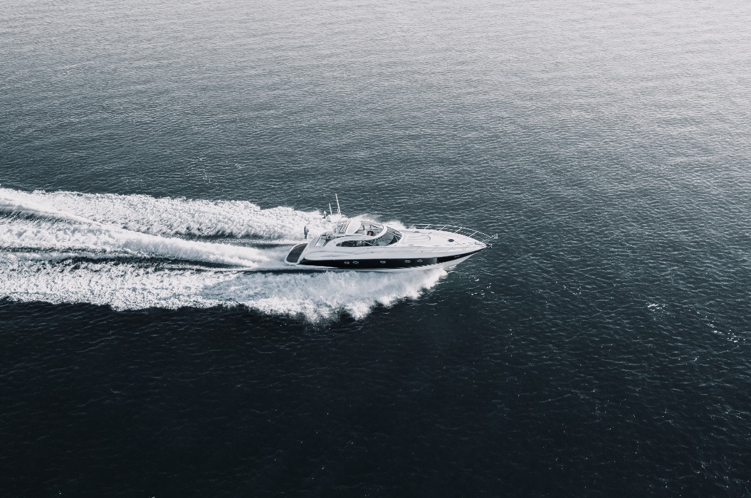 Superyacht, die auf das offene Meer hinausfährt